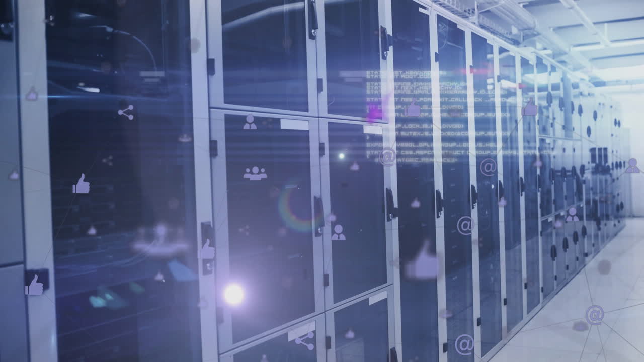 데이터 센터의 서버 랙에서 데이터 처리 및 소셜 미디어 아이콘 애니메이션