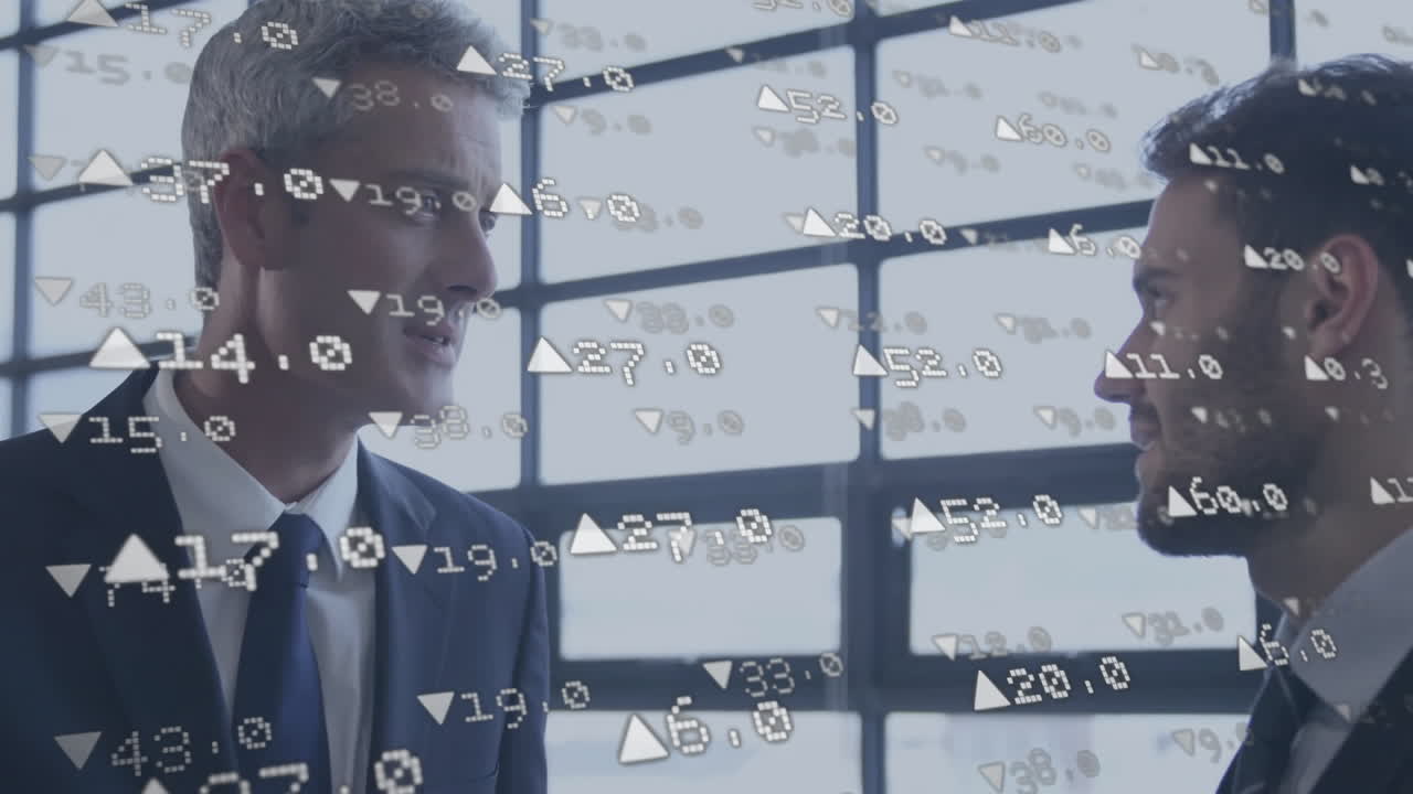 다양한 동료들이 사무실에서 일을 논의하는 금융 데이터 처리의 애니메이션