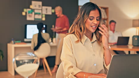 Büro-Laptop,-Burnout-Oder-Müde-Frau