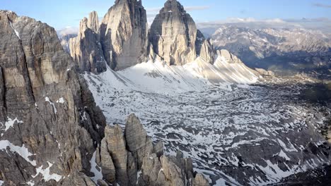 rocosas montañas dolomitas italianas durante un hermoso amanecer y cielo