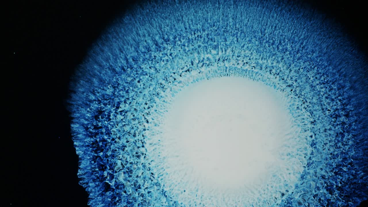 다채로운 파란색과 색의 태양 태양 플레어 반응 액체 잉크 빅 초신성