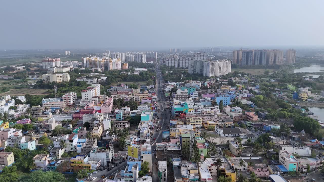 Una vista aerea di una città nel Tamil Nadu, India. Edifici residenziali e moderni più alti, reti stradali con veicoli e alcune aree verdi non sviluppate. Coimbatore skyscrapercity.