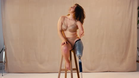 fotografía de estudio de una mujer natural segura con una prótesis en ropa interior que promueve la positividad corporal