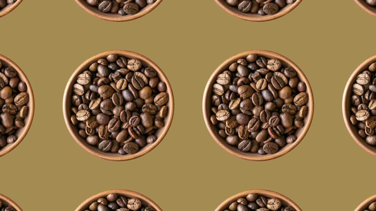 Chicchi di caffè tostati in ciotole su sfondo marrone. Sfondo animato senza soluzione di continuità a tema cibo