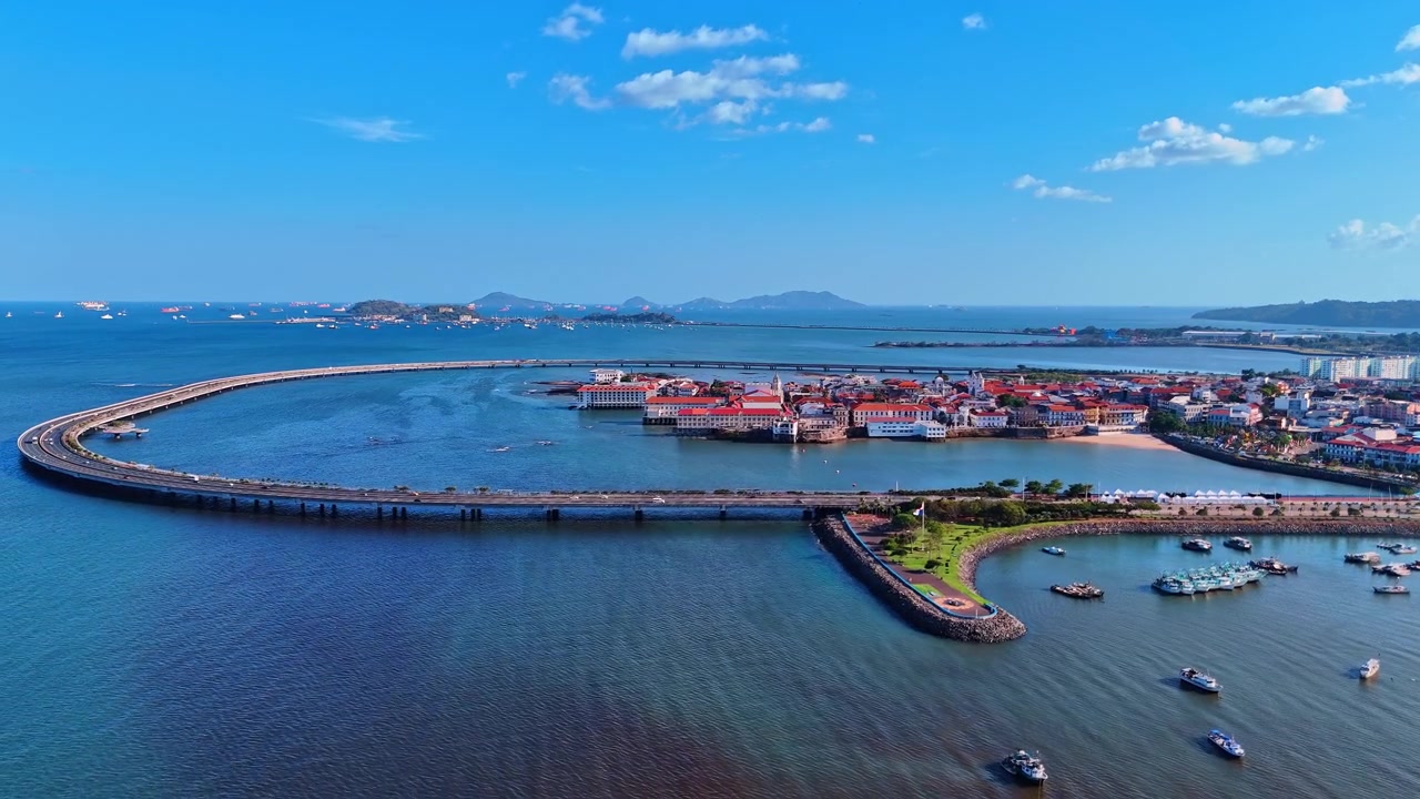 Vista aerea della penisola di Casco Viejo e dell'autostrada costiera. Vista aerea di Casco Viejo, autostrada costiera, acqua della baia, tetti rossi, isole e navi sullo sfondo