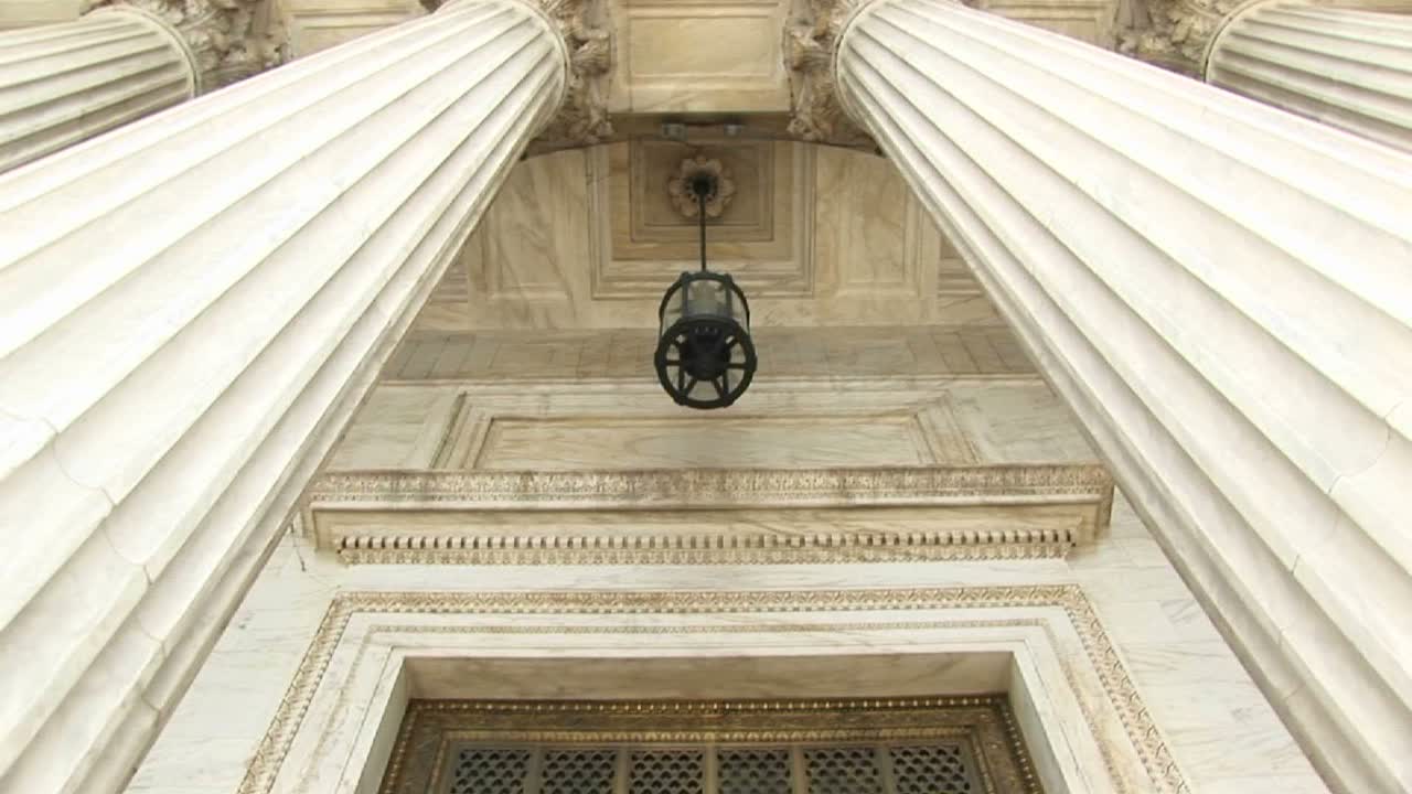 대법원 서문 청동문 위의 기둥과 등불