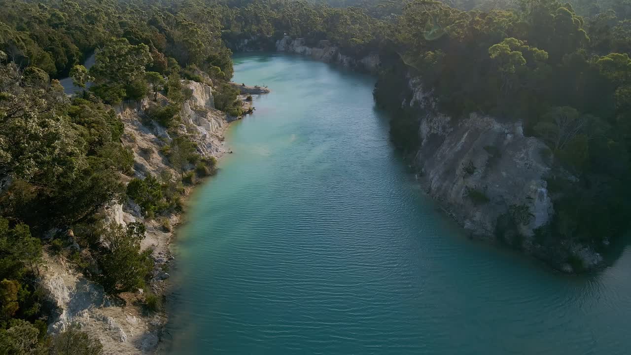 Vista di profilo di un piccolo lago blu in Tasmania con acqua turchese in Australia.
