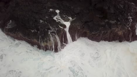 Olas-Del-Mar-Golpeando-La-Costa-En-Tenerife