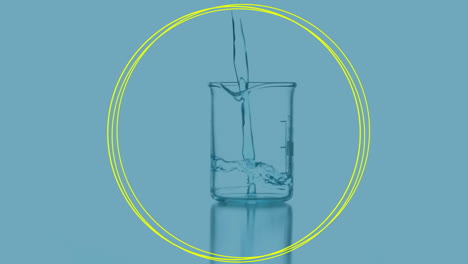 verter agua en el vaso, círculos concéntricos amarillos animación sobre fondo azul