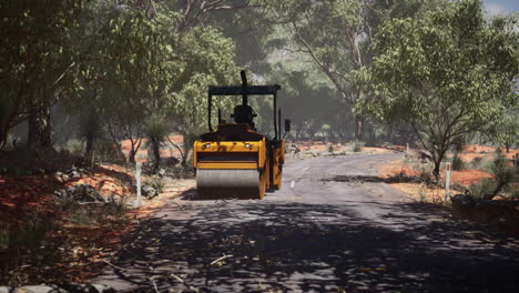 Tractor-De-Rodillos-De-Carretera-En-El-Bosque