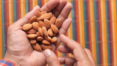 almendras en la mano
