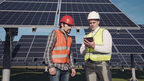inspección de la granja de paneles solares