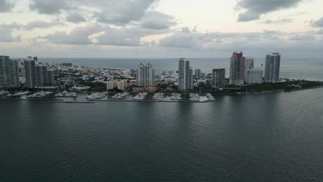 Miami-Skyline-Von-South-Beach-Bei-Sonnenuntergang-Mit-Hafen-Und-Yacht-Vor-Anker-In-Der-Bucht