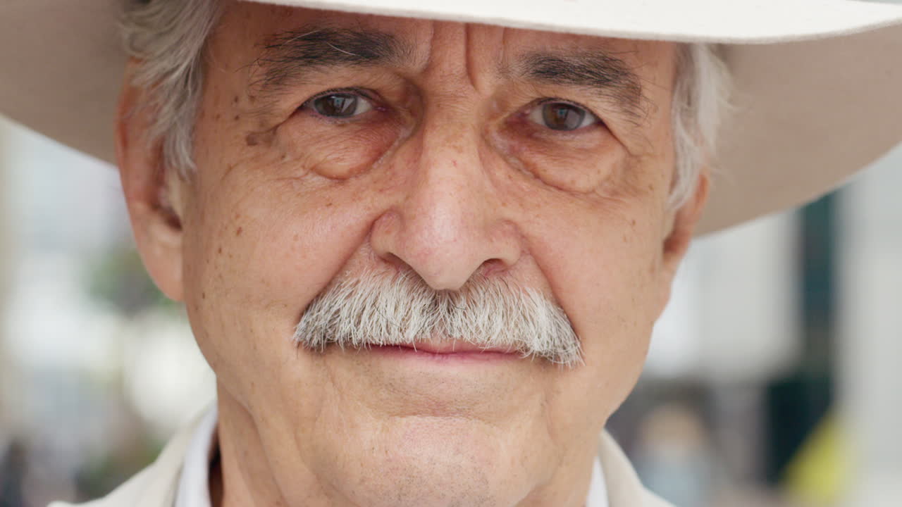 vaquero, texas y occidental con un hombre mayor