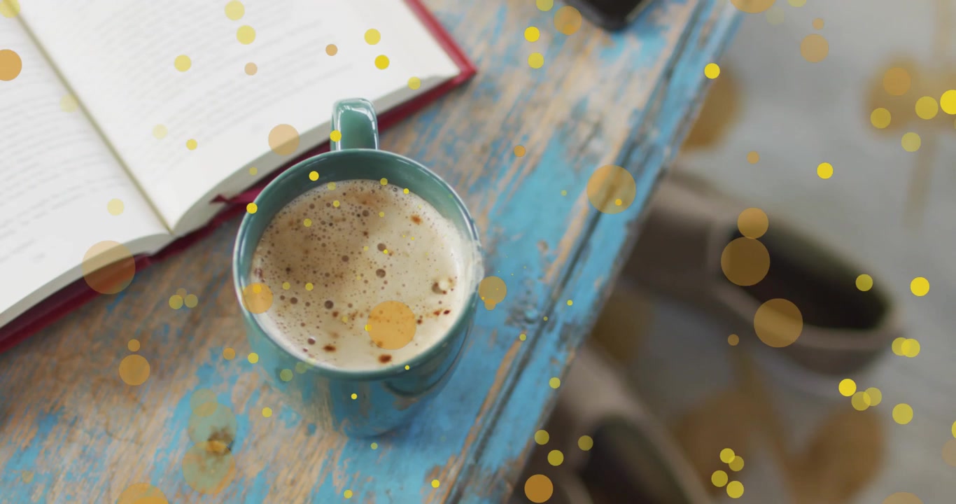 Animazione di puntini gialli che cadono sul caffè