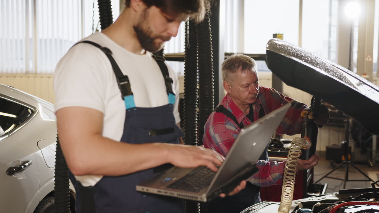 mecánico de automóviles que trabaja en un automóvil