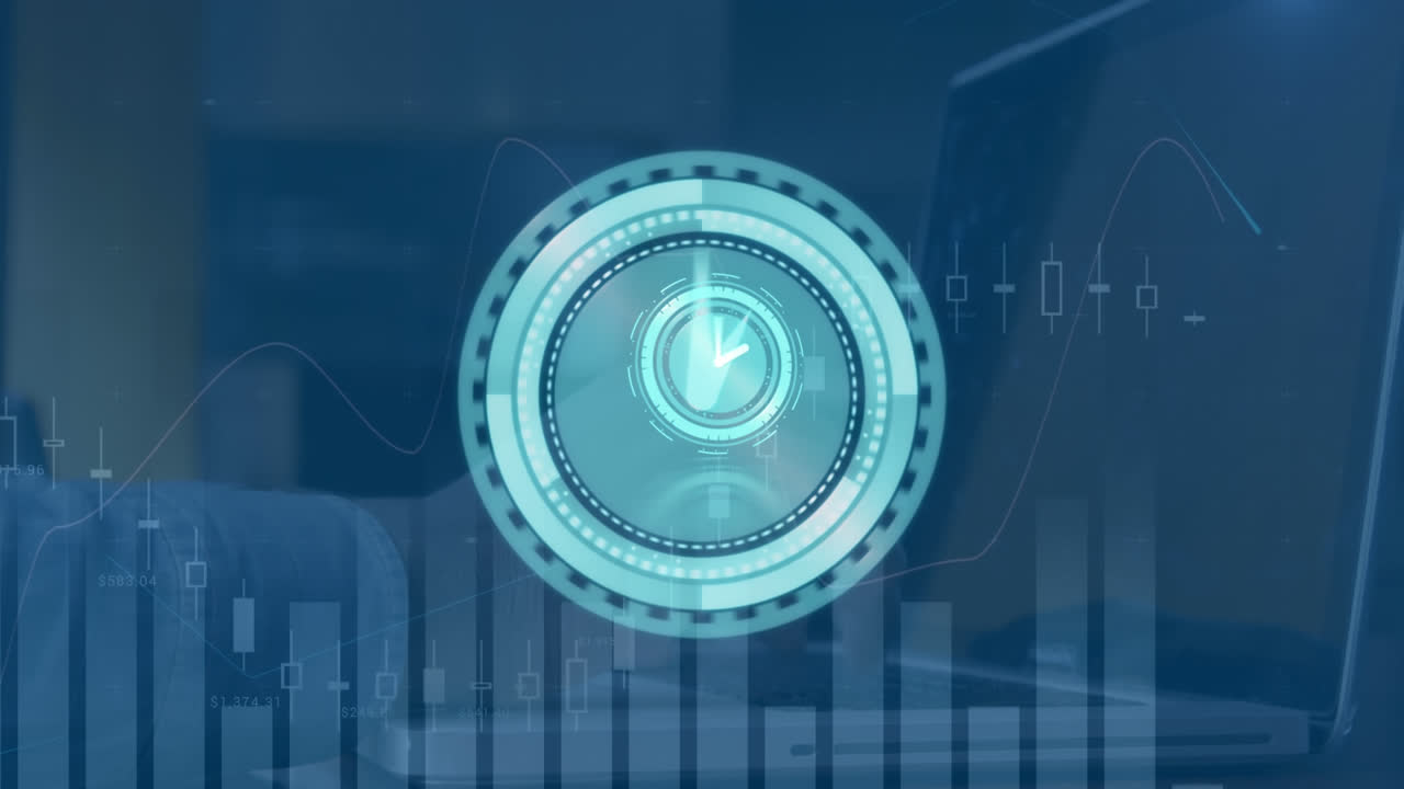 animación de reloj en movimiento y escaneo de alcance sobre gráfico y manos escribiendo en portátil