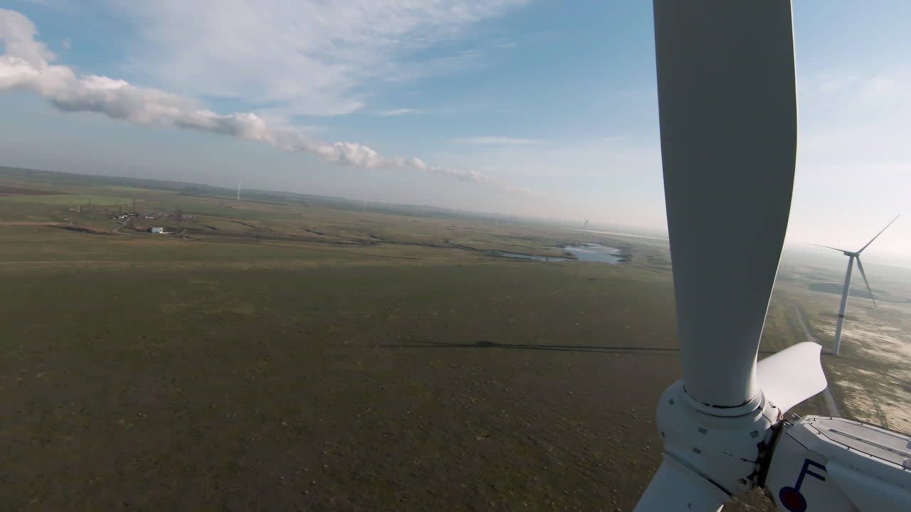 взгляд с воздуха на ветряную электростанцию