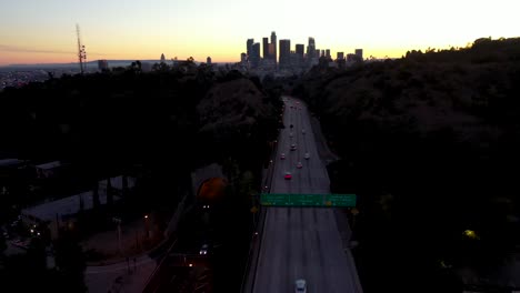 Nacht--Oder-Abendantenne-über-Die-110-Pasadena-Harbour-Freeway-Und-Den-Verkehr,-Der-In-Die-Innenstadt-Von-Los-Angeles-Führt-2