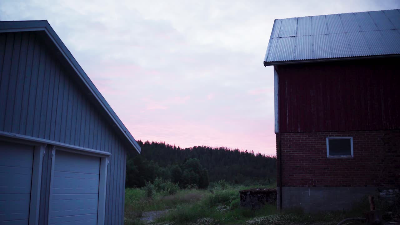 casas de granero en un campo rural al anochecer en indre fosen, noruega