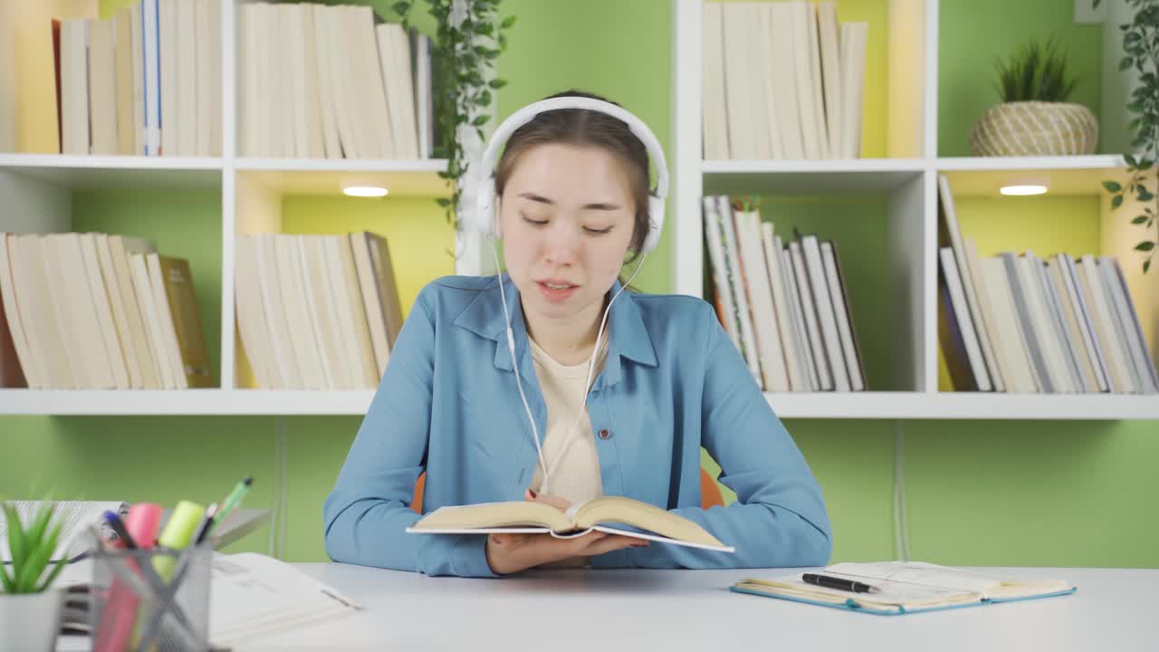 아시아 십대 소녀는 공부하고 공부하는 데 지루합니다.