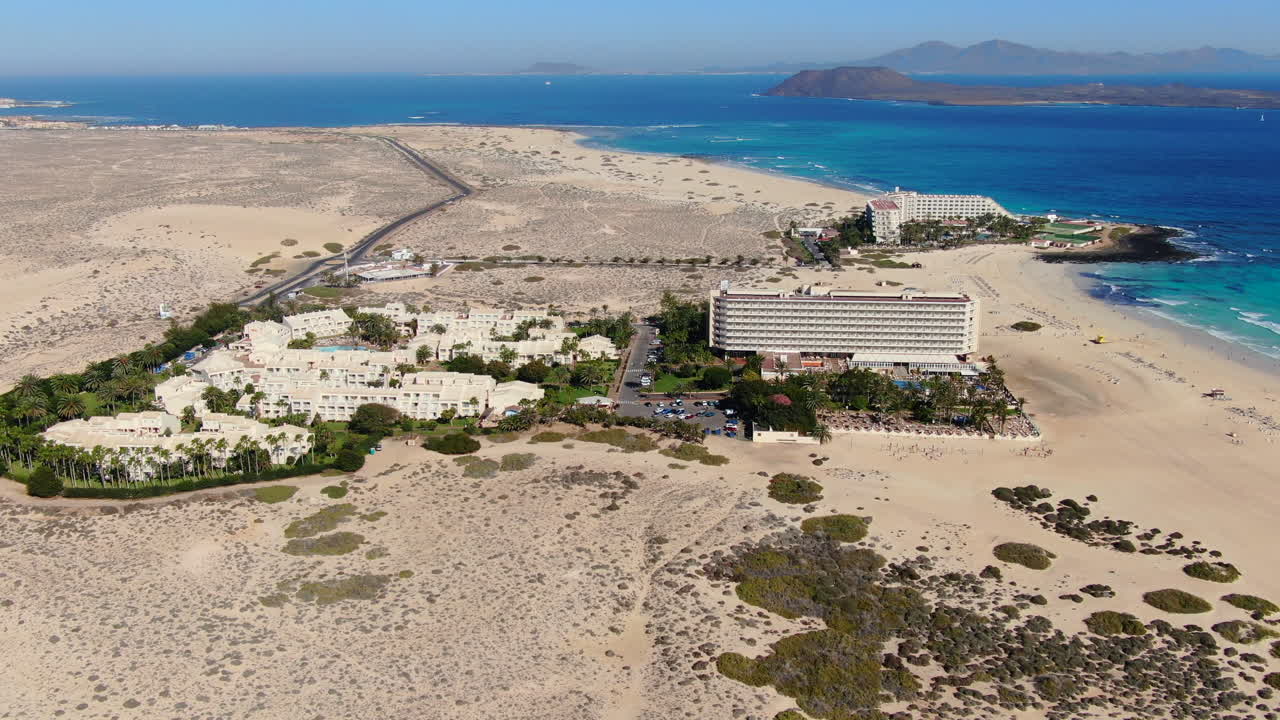 corralejo, fuerteventura: vista aérea en un círculo sobre la playa y el hotel turístico ubicado en la reserva natural