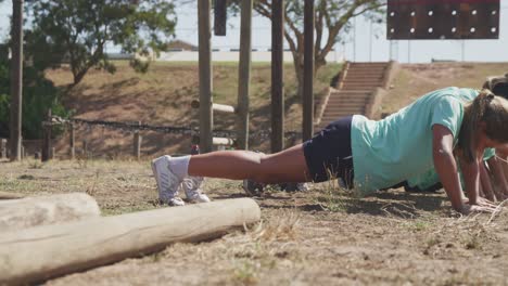 Grupo-De-Niños-Caucásicos-Entrenando-En-El-Campo-De-Entrenamiento