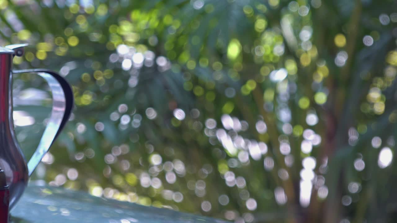 햇빛 속에서 차가운 음료를 즐기고 있는 아시아 남자의 클로즈업 샷