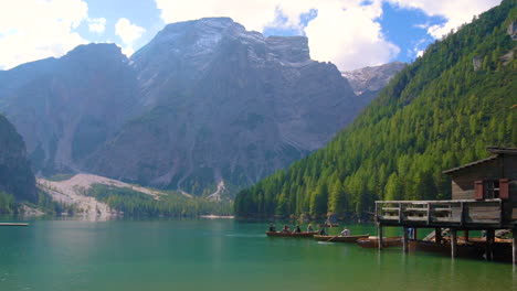 Lago-Braies-En-Las-Montañas-Dolomitas-Seekofel,-Italia