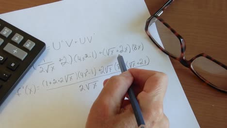 matemático está trabajando con una ecuación de cálculo específica para solucionar un problema