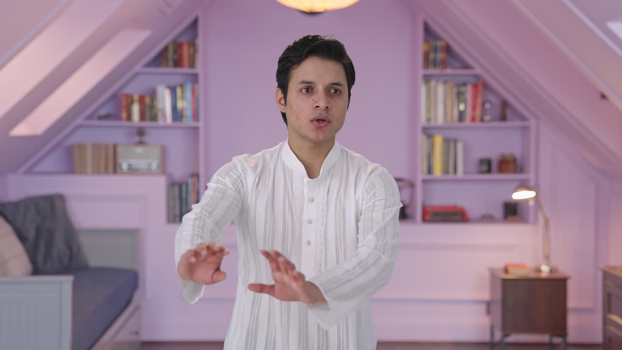 인디언 남자가 무언가를 두려워한다