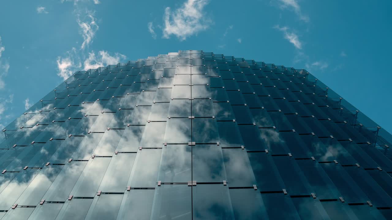 cielo nublado azul sobre un edificio de gran altura
