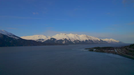 Majestuosa-Vista-Del-Amanecer-De-Las-Montañas-A-Lo-Largo-De-La-Autopista-Seward-En-Alaska