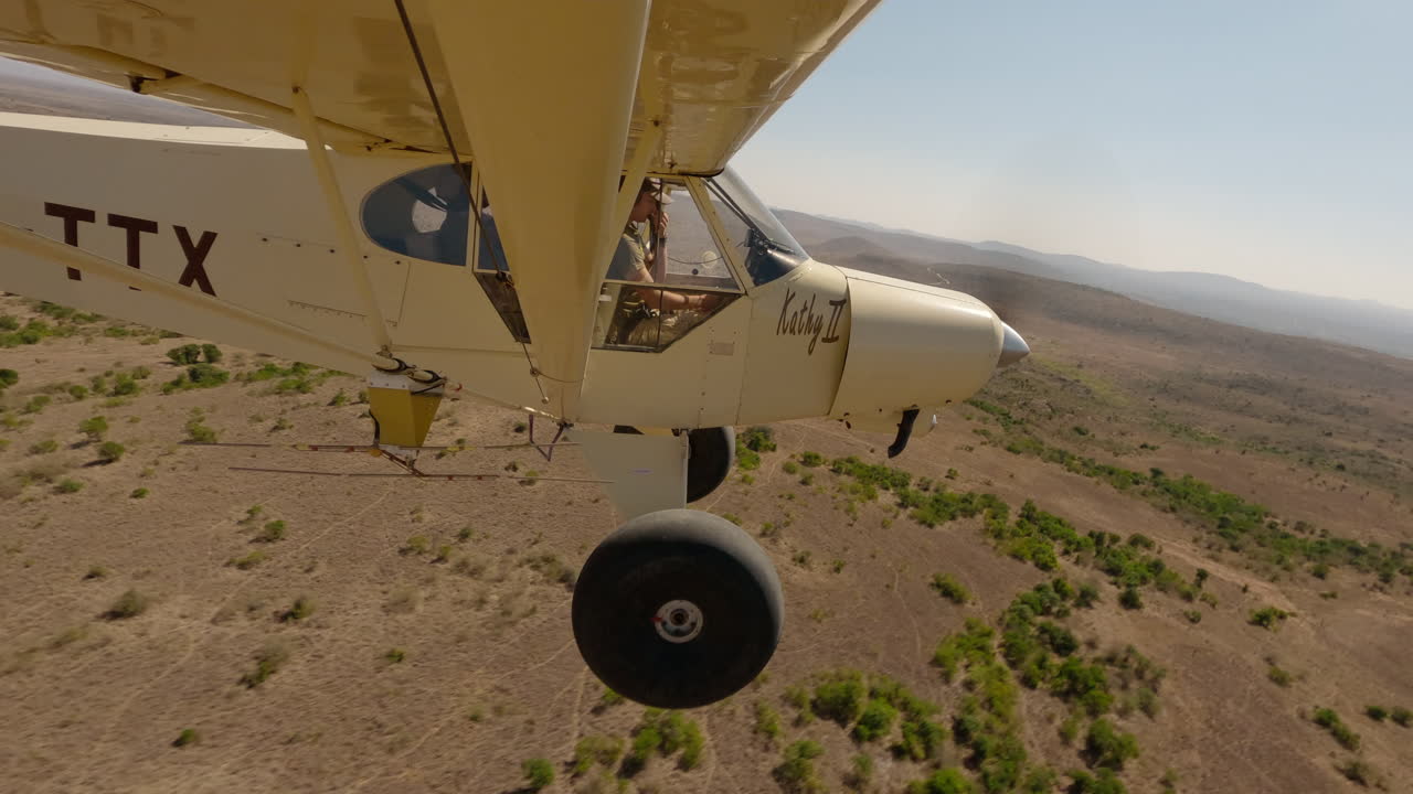 Aereo bushcraft in volo sopra la savana arbustiva con colline