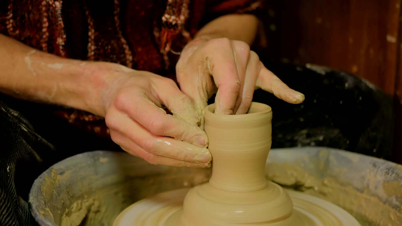 alfarero profesional que trabaja en el taller