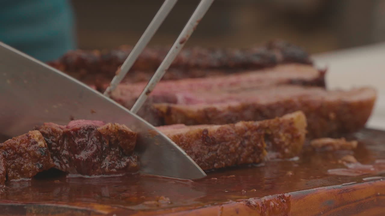 셰프가 로스트비프를 잘라내고 있습니다. 맛있고 매우 부드럽습니다.