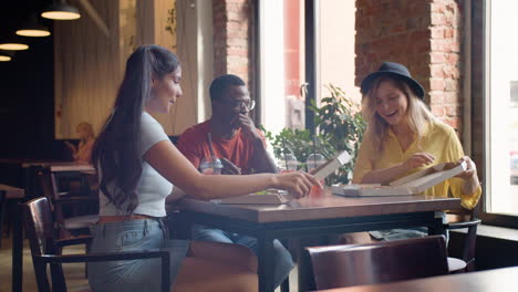 People-at-the-italian-restaurant