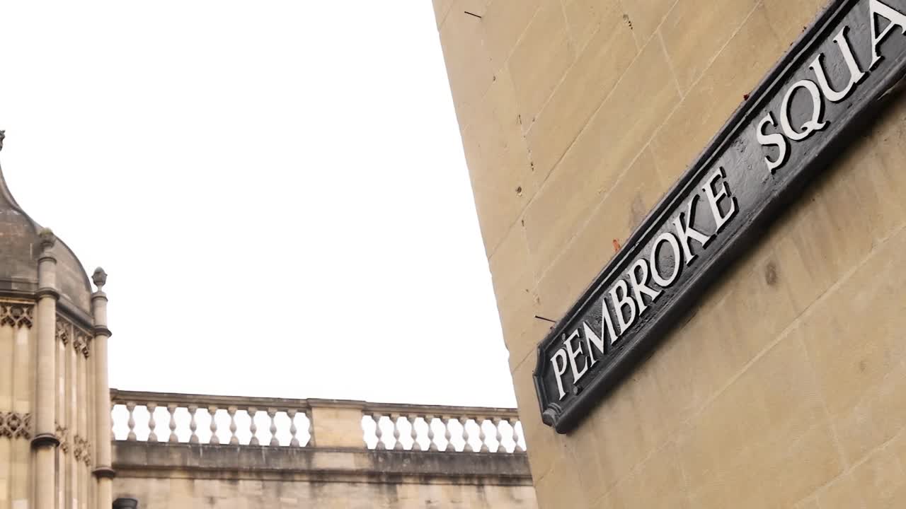 방문객들은 역사적인 건축물과 주변을 감상할 수 있습니다.