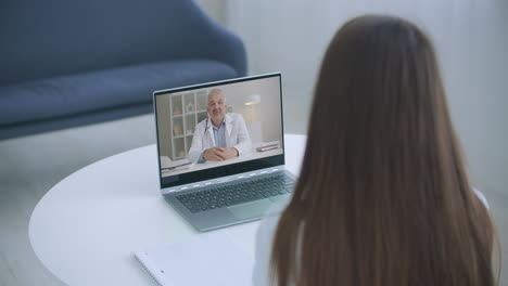 Online-Videokonferenzgespräch-Mit-Dem-Arzt,-Um-Zu-Hause-Mit-Dem-Medizinischen-Coronavirus-Ergebnis-Aus-Der-Ferne-Weiterzuverfolgen.-Online-Berater-Und-Interview-App-Für-Digitale-Technologiedienste-Im-Gesundheitswesen.