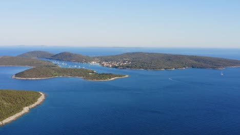 Toma-Aérea-Que-Rodea-Lentamente-El-Pequeño-Pueblo-Isleño-De-Iiovik,-Croacia-Durante-La-Tarde