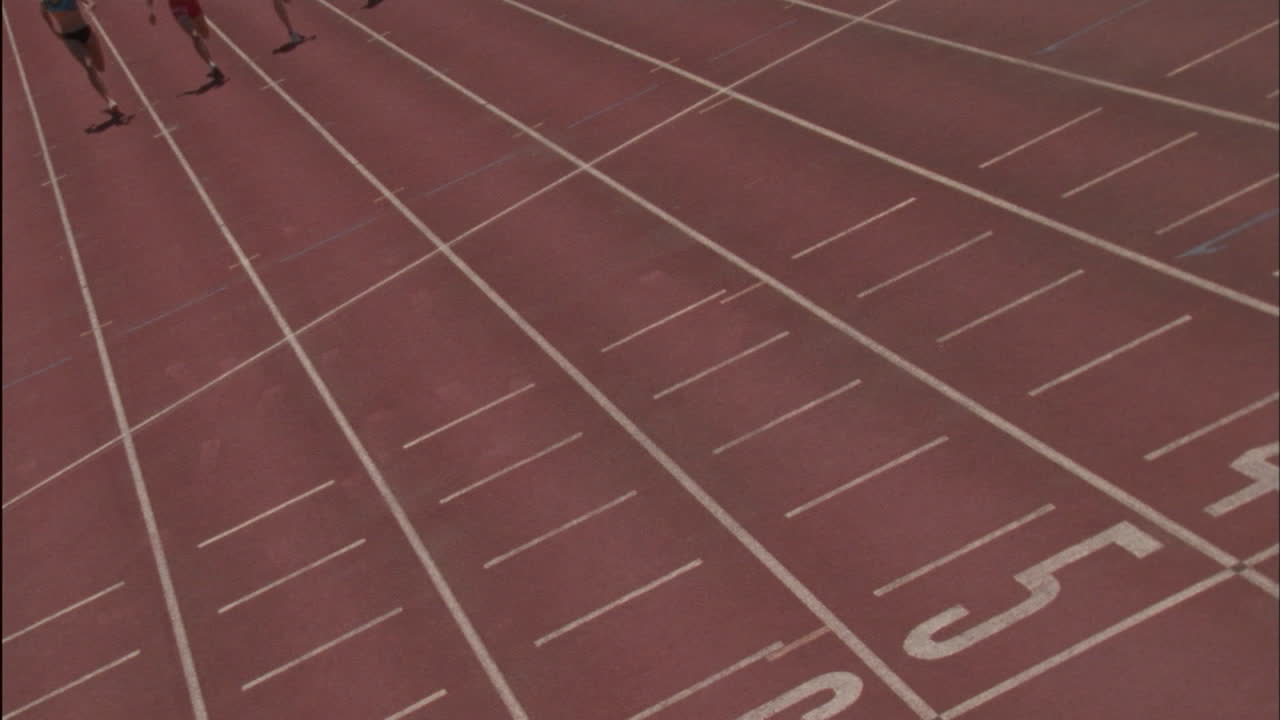 un grupo de cinco mujeres corre una carrera