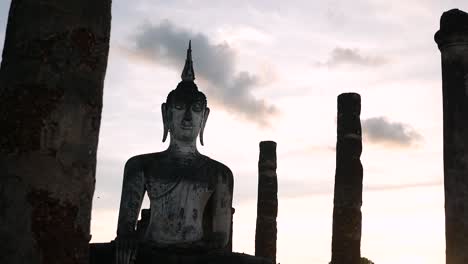 Antiguo-Budismo-De-Sukhothai-En-El-Parque-Histórico-De-Sukhothai-Provincia-De-Sukhothai,-Tailandia-Filmada-Con-Panasonic-Lumix-Gh5,-Panasonic-12-35-F2