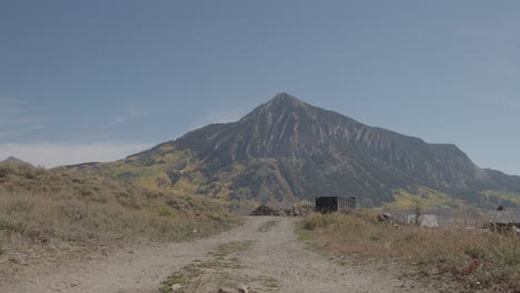 paisaje de mota crestada
