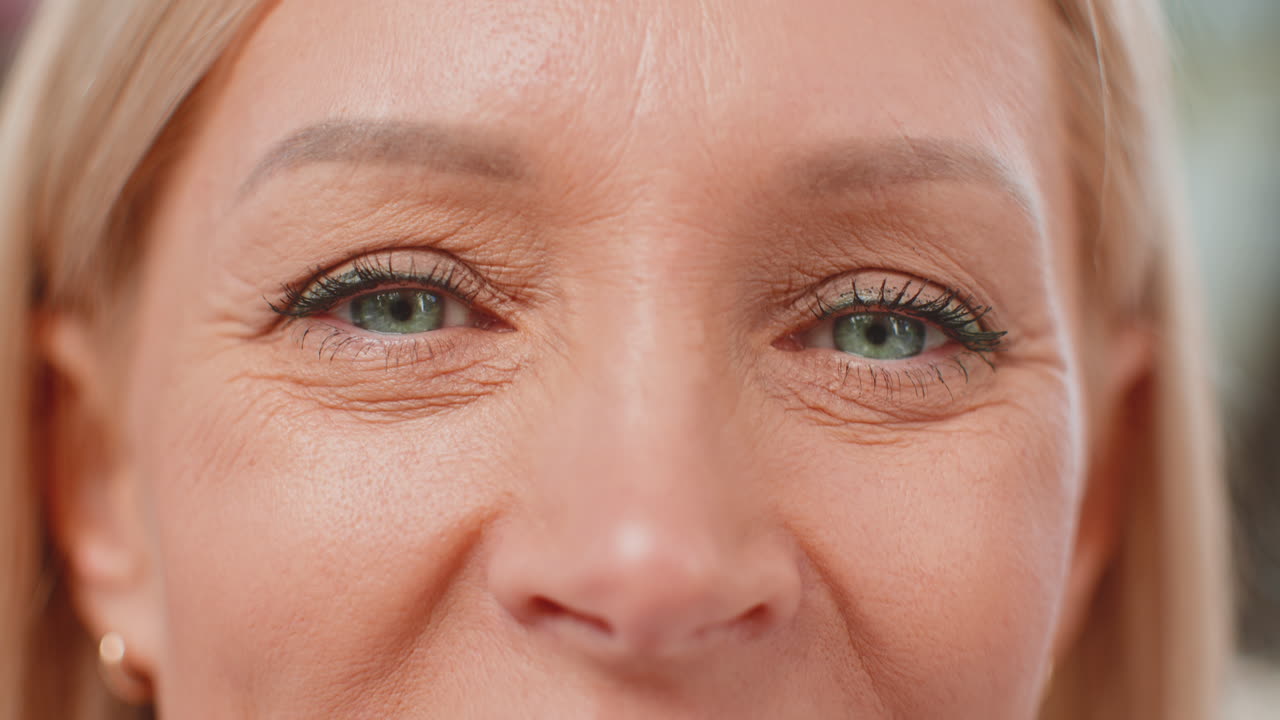 retrato macro de belleza natural maduro ojos hermosos de mujeres sonriendo mirando a la cámara