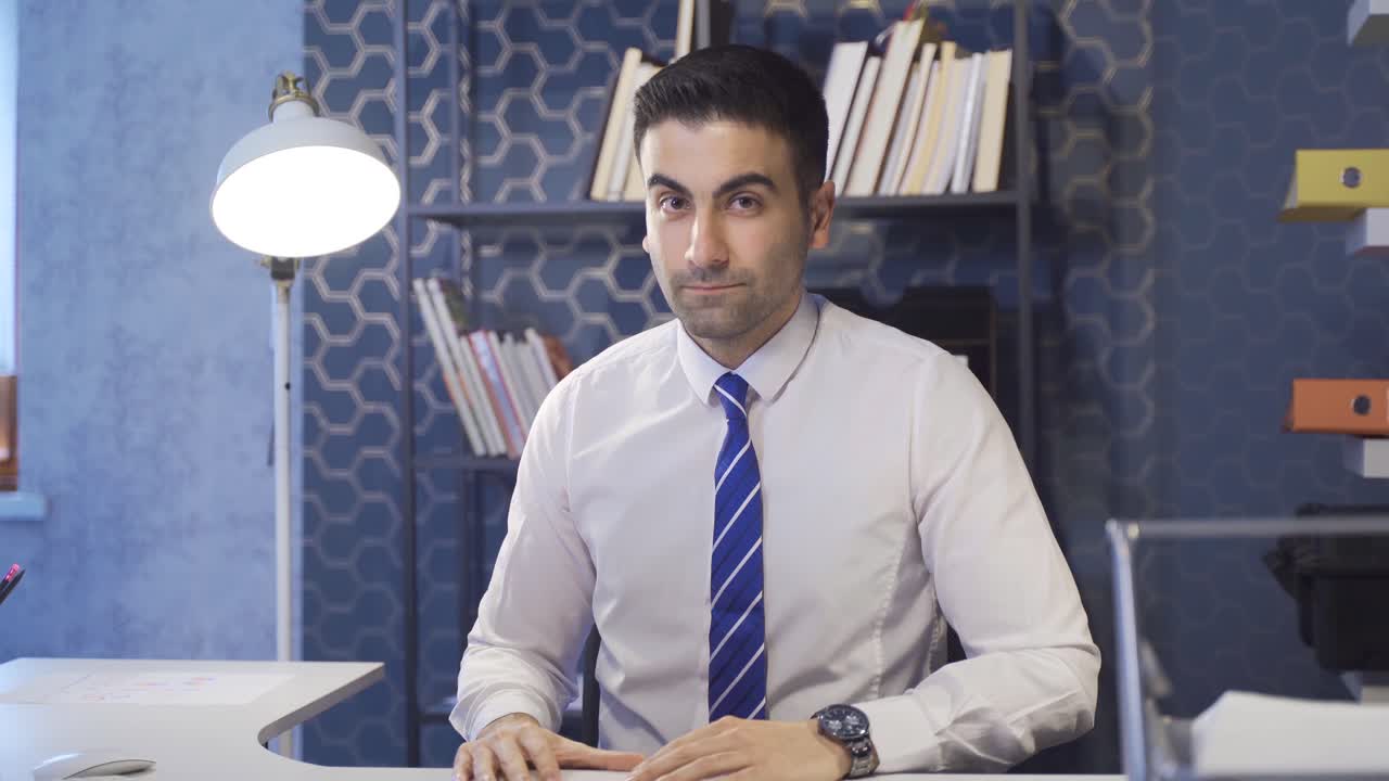 hombre de negocios confiado y exitoso mirando a la cámara.