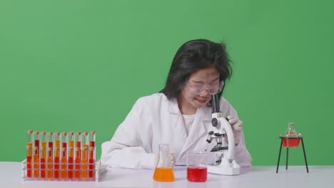 científico realizando un experimento de laboratorio