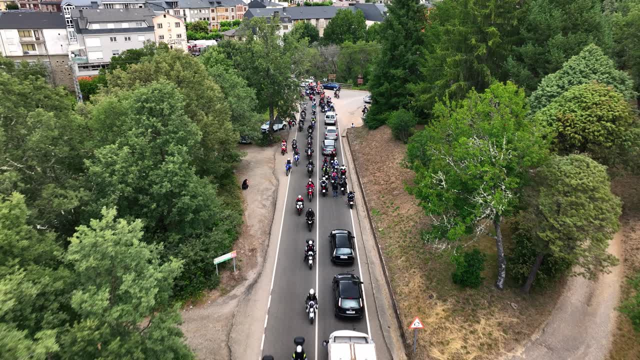 도시 를 떠나는 바이커 클럽, 공중 드론 전망