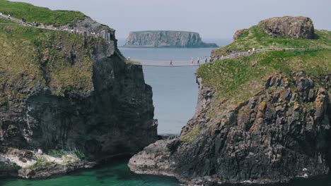 Carrick-a-Rede-Seilbrücke-Antenne-Mit-Klippen-Und-Atlantischen-Ozean