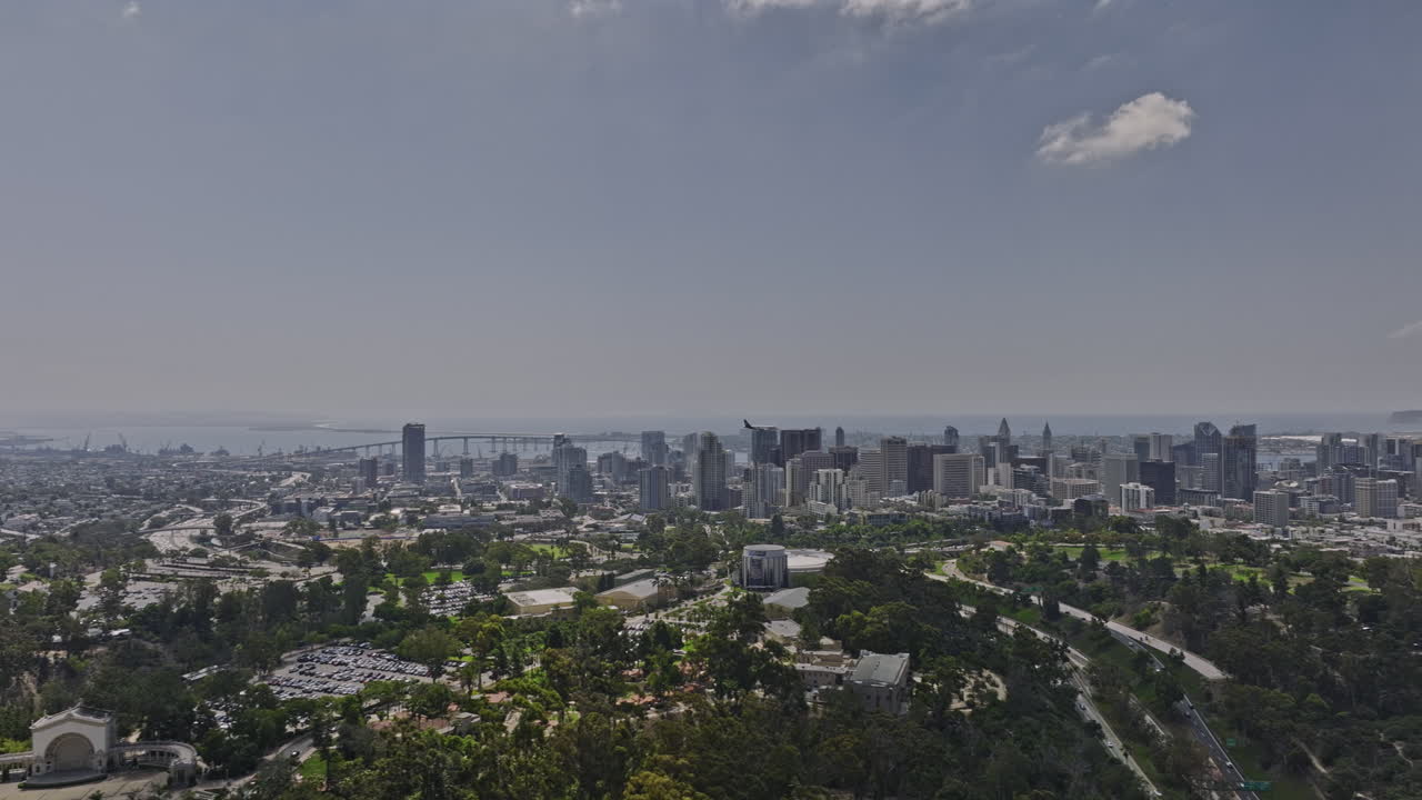 샌디에이고 캘리포니아 공중 v64 비행 발보아 공원은 시내 도시 경관과 하늘을 가로질러 날아가는 비행기를 포착하는 베이 전망을 제공하며 공항에 착륙합니다 - mavic 3 cine으로 촬영 - 2022년 9월