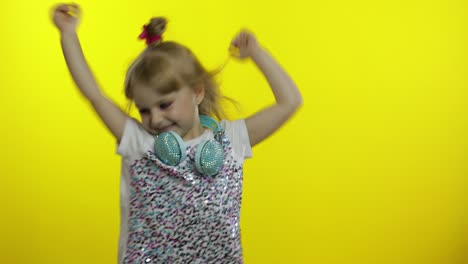 niño muy feliz celebra con felicidad, emocionadamente regocijándose en la victoria éxito, ganador. niña niña